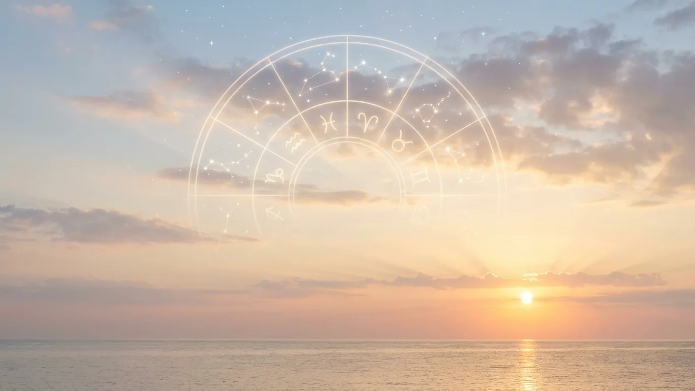 Lever de soleil a l'horizon est, symbole du signe ascendant